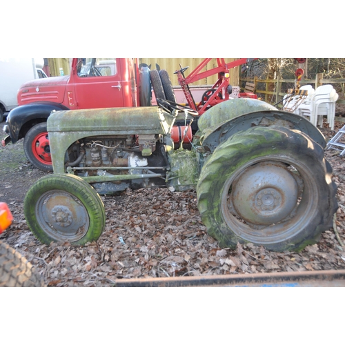 1004 - A VINTAGE FERGUSON '20' TRACTOR with workshop manual Condition Report: untested and weathered (PLEAS... 