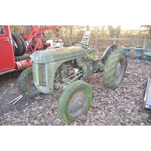 1004 - A VINTAGE FERGUSON '20' TRACTOR with workshop manual Condition Report: untested and weathered (PLEAS... 