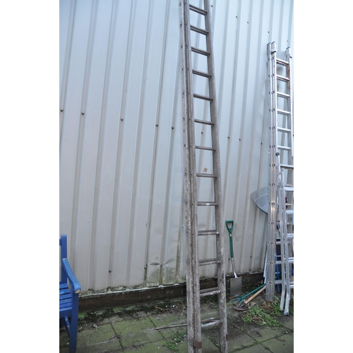 1009 - A SET OF LONG ALUMINIUM DOUBLE EXTENSION LADDERS with 17 rungs to each 460cm length