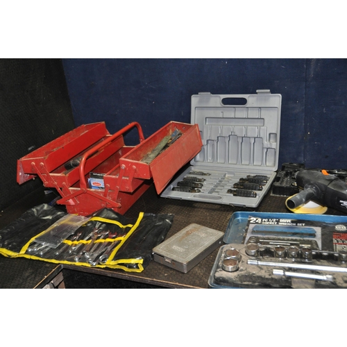 1053 - A COLLECTION OF AUTOMOTIVE TOOLS including a Clarke 2 tonne trolley jack, a Kinzo car buffer, a Shin... 