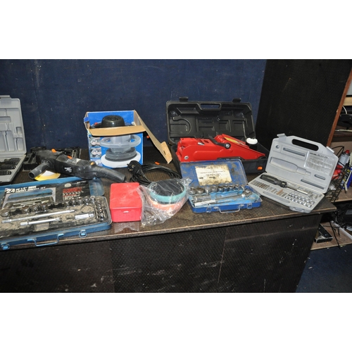 1053 - A COLLECTION OF AUTOMOTIVE TOOLS including a Clarke 2 tonne trolley jack, a Kinzo car buffer, a Shin... 