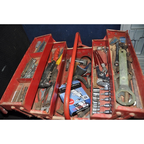 1053 - A COLLECTION OF AUTOMOTIVE TOOLS including a Clarke 2 tonne trolley jack, a Kinzo car buffer, a Shin... 