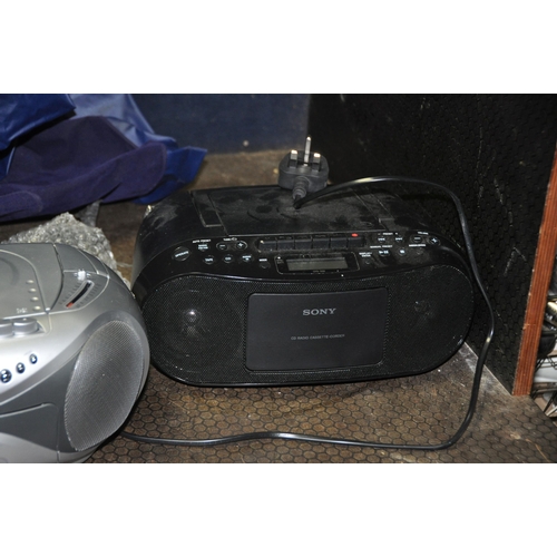 1118 - A PANASONIC SA-EN27 MINI HI FI with matching speakers and remote, a Sony CFDs50 personal hi fi, Mats... 