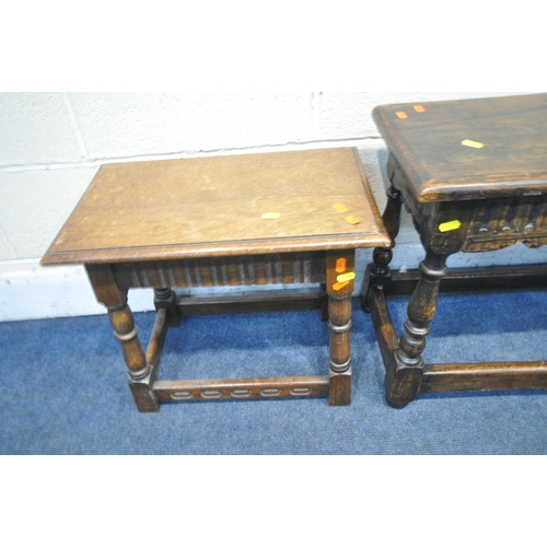 1285 - AN EARLY 2OTH CENTURY OAK BENCH, with wavy apron, turned and block legs, united by stretchers, lengt... 