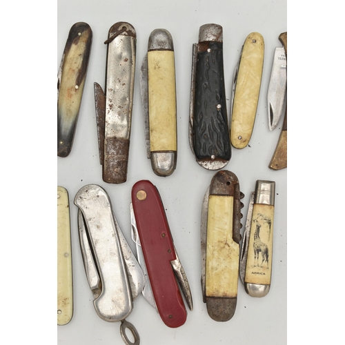 105 - A BOX OF ASSORTED PEN KNIVES, twenty one knives varying in size, (condition report: general heavy we... 