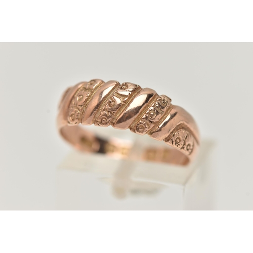 71 - AN EARLY 20TH CENTURY, 9CT ROSE GOLD WIDE BAND RING, alternating textured and polished pattern, lead... 