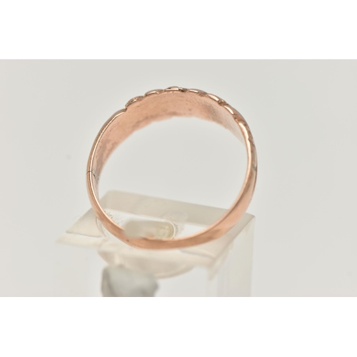 71 - AN EARLY 20TH CENTURY, 9CT ROSE GOLD WIDE BAND RING, alternating textured and polished pattern, lead... 