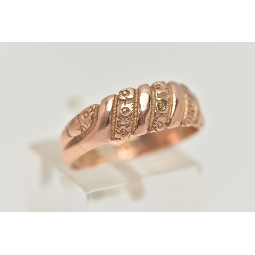 71 - AN EARLY 20TH CENTURY, 9CT ROSE GOLD WIDE BAND RING, alternating textured and polished pattern, lead... 