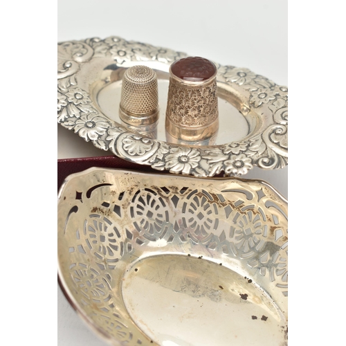 81 - A SELECTION OF SILVER ITEMS, to include a small oval pierced dish, hallmarked Birmingham, a floral e... 