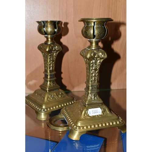 360 - A SET OF BRASS POSTAL SCALES, comprising scales set on an oak plinth with 4oz, 2oz and 1.5 oz brass ... 