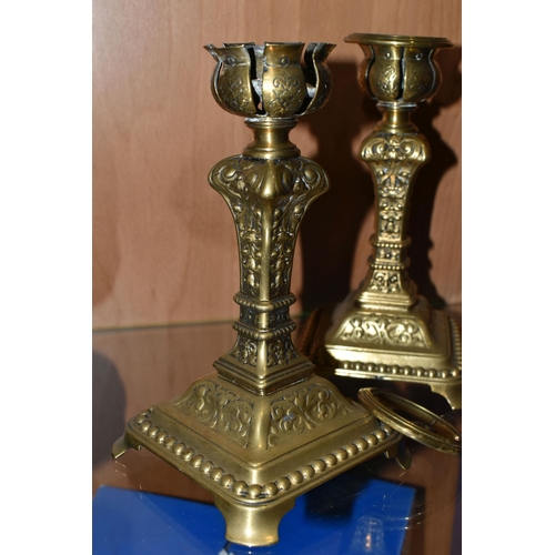 360 - A SET OF BRASS POSTAL SCALES, comprising scales set on an oak plinth with 4oz, 2oz and 1.5 oz brass ... 