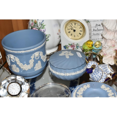 421 - A GROUP OF CERAMIC AND GLASS GIFTWARE, to include a Royal Crown Derby Lamb paperweight (second quali... 