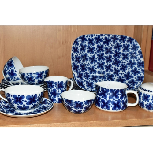 422 - A THIRTY FOUR PIECE RORSTRAND 'MON AMIE' TEA SET, comprising a teapot, a cream jug, a milk jug, open... 