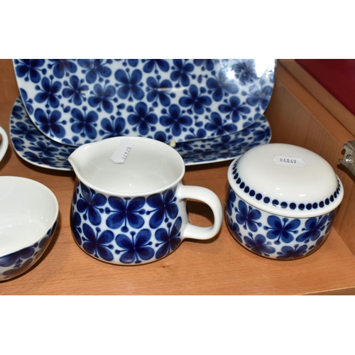 422 - A THIRTY FOUR PIECE RORSTRAND 'MON AMIE' TEA SET, comprising a teapot, a cream jug, a milk jug, open... 