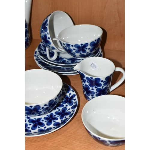 422 - A THIRTY FOUR PIECE RORSTRAND 'MON AMIE' TEA SET, comprising a teapot, a cream jug, a milk jug, open... 