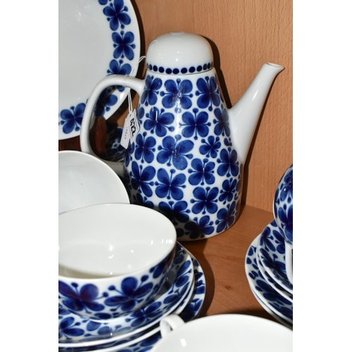 422 - A THIRTY FOUR PIECE RORSTRAND 'MON AMIE' TEA SET, comprising a teapot, a cream jug, a milk jug, open... 