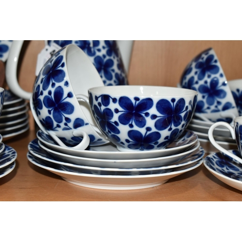 422 - A THIRTY FOUR PIECE RORSTRAND 'MON AMIE' TEA SET, comprising a teapot, a cream jug, a milk jug, open... 