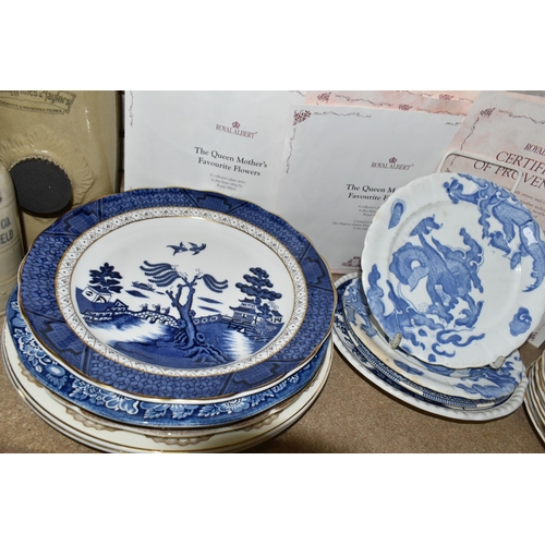 440 - A COLLECTION OF BOXED COLLECTOR'S PLATES AND OTHER CERAMICS, comprising a Royal Doulton 'White Nile'... 