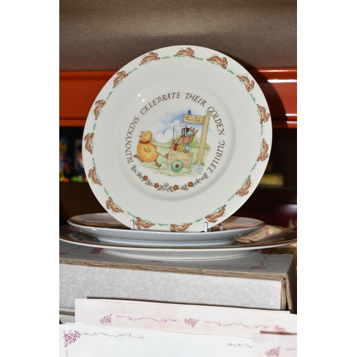 440 - A COLLECTION OF BOXED COLLECTOR'S PLATES AND OTHER CERAMICS, comprising a Royal Doulton 'White Nile'... 