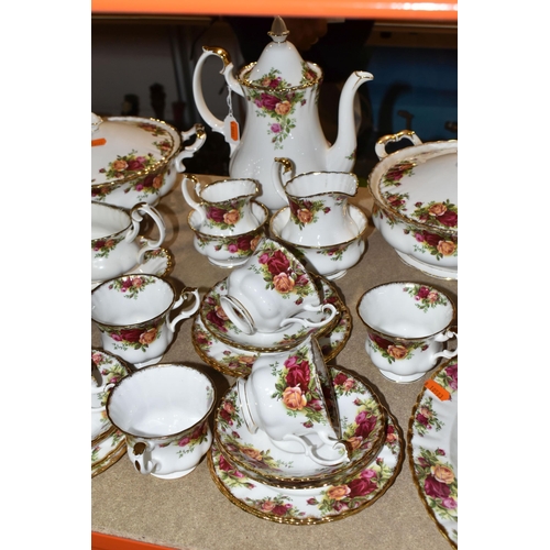 444 - A LARGE QUANTITY OF ROYAL ALBERT 'OLD COUNTRY ROSES' PATTERN DINNER AND TEAWARE, comprising a large ... 