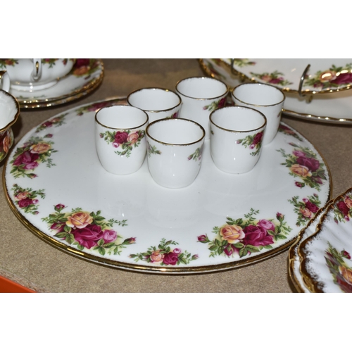 444 - A LARGE QUANTITY OF ROYAL ALBERT 'OLD COUNTRY ROSES' PATTERN DINNER AND TEAWARE, comprising a large ... 