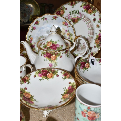 453 - A LARGE QUANTITY OF ROYAL ALBERT 'OLD COUNTRY ROSES' PATTERN TEA AND DINNERWARE, comprising three te... 