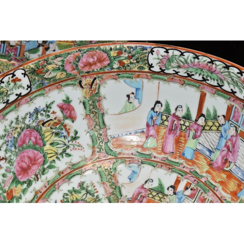 471 - EIGHT PIECES OF 19TH AND EARLY 20TH CENTURY CHINESE CANTON FAMILLE ROSE PORCELAIN, all pieces unmark... 