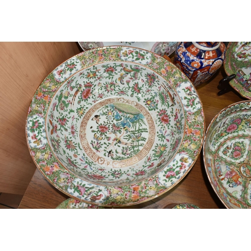 471 - EIGHT PIECES OF 19TH AND EARLY 20TH CENTURY CHINESE CANTON FAMILLE ROSE PORCELAIN, all pieces unmark... 