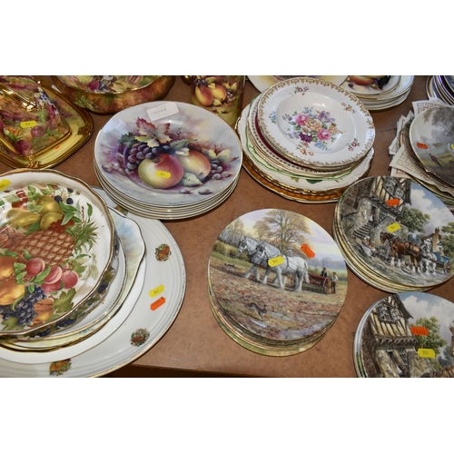 513 - A QUANTITY OF COLLECTORS PLATES ETC, to include nine Wedgwood 'Wind in the Willows', Royal Doulton '... 