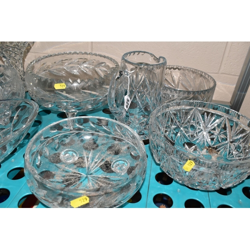 529 - A LARGE QUANTITY OF CUT CRYSTAL AND GLASSWARE, comprising fruit bowls, rose bowls, punch bowl, vases... 