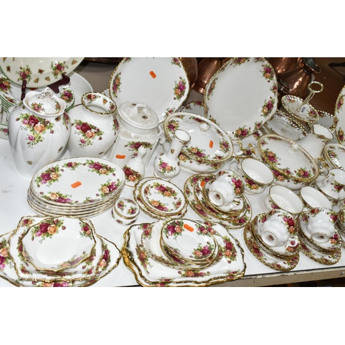 534 - A ONE HUNDRED AND TWENTY NINE PIECE ROYAL ALBERT 'OLD COUNTRY ROSES' DINNER SERVICE AND GIFT WARES, ... 