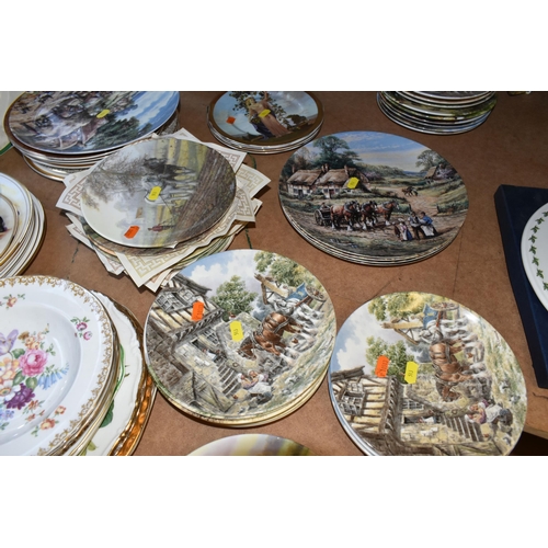 513 - A QUANTITY OF COLLECTORS PLATES ETC, to include nine Wedgwood 'Wind in the Willows', Royal Doulton '... 