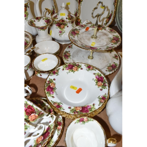 514 - A QUANTITY OF ROYAL ALBERT OLD COUNTRY ROSES TEA AND DINNER WARES ETC, comprising twelve dinner plat... 