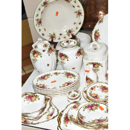 534 - A ONE HUNDRED AND TWENTY NINE PIECE ROYAL ALBERT 'OLD COUNTRY ROSES' DINNER SERVICE AND GIFT WARES, ... 