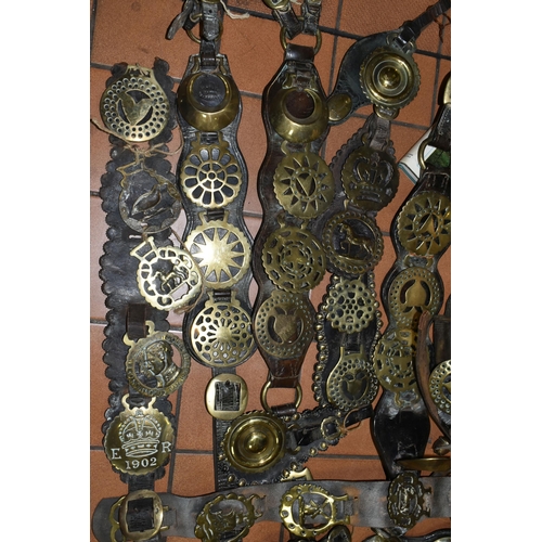 571 - A BOX AND LOOSE HEAVY HORSE HARNESSES AND BRASSES ETC, to include a pair of hames, assorted decorati... 