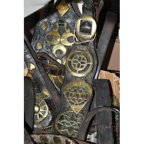 571 - A BOX AND LOOSE HEAVY HORSE HARNESSES AND BRASSES ETC, to include a pair of hames, assorted decorati... 