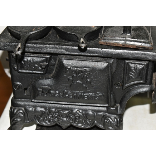 600 - A BOYDS COLLECTION CAST IRON COOKING RANGE, Boyds Bears and Friends cast into the door, together wit... 