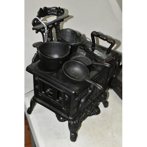 600 - A BOYDS COLLECTION CAST IRON COOKING RANGE, Boyds Bears and Friends cast into the door, together wit... 