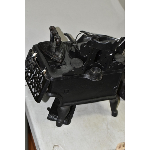 600 - A BOYDS COLLECTION CAST IRON COOKING RANGE, Boyds Bears and Friends cast into the door, together wit... 