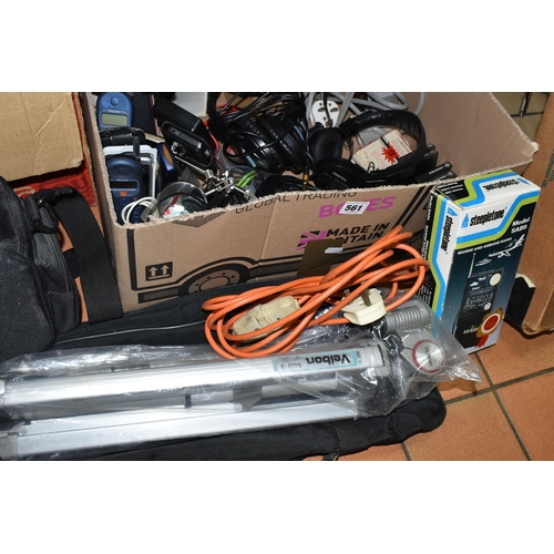 561 - A BOX AND LOOSE ELECTRONICS ETC, to include a cased Sony CCD-TRV37E video camera, boxed Ross RE-221 ... 