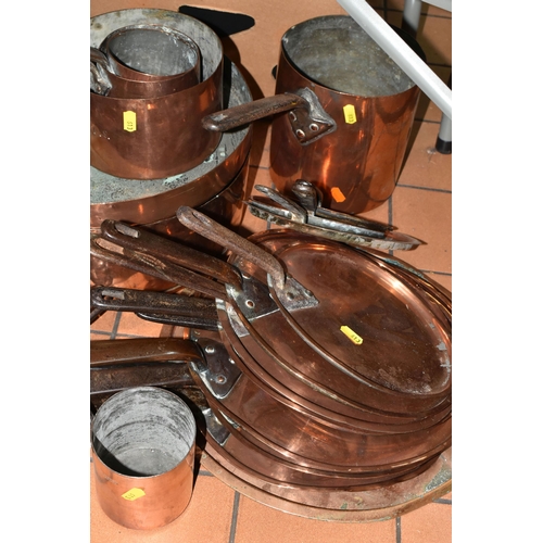 613 - A LARGE QUANTITY OF COPPER SAUCEPANS, POTS AND LIDS, comprising a large  pan, diameter 33cm, a set o... 