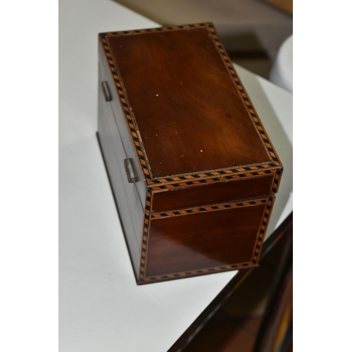 621 - A GEORGIAN MAHOGANY TWO COMPARTMENT TEA CADDY, approximate dimensions H12cm x W18cm x D10cm, Conditi... 