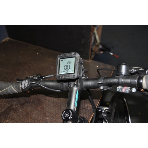 1125 - A CARRERA CROSSFIRE ELECTRIC BIKE with battery, display and key (but no charger), 19in frame, 8 spee... 