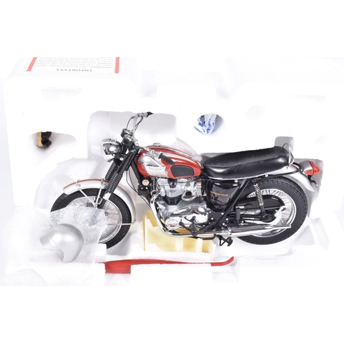 135 - A BOXED FRANKLIN MINT 1969 TRIUMPH BONNEVILLE MOTORBIKE MODEL, 1/10 scale, appears complete and in v... 