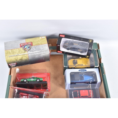 141 - A QUANTITY OF BOXED AND BOXED MODERN DIECAST EUROPEAN AND AMERICAN CAR MODELS, to include a quantity... 