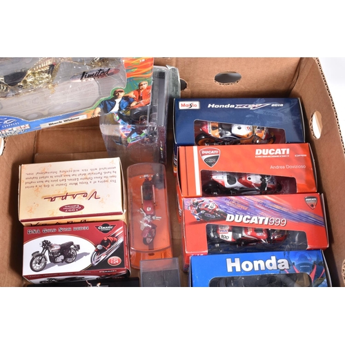 142 - A QUANTITY OF BOXED AND UNBOXED MODERN DIECAST AND PLASTIC MOTORBIKE MODELS, to include limited edit... 