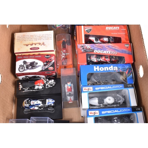 142 - A QUANTITY OF BOXED AND UNBOXED MODERN DIECAST AND PLASTIC MOTORBIKE MODELS, to include limited edit... 