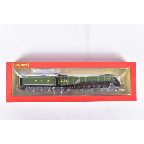 177 - A BOXED OO GAUGE HORNBY MODEL RAILWAYS CLASS A4 4-6-2, no. 4494 'Osprey' in LNER Apple Green gloss f... 