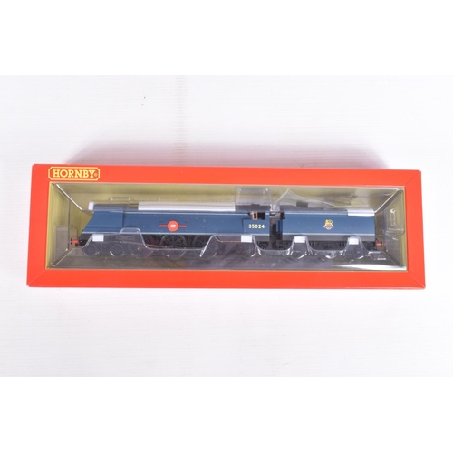 181 - A BOXED OO GAUGE HORNBY MODEL RAILWAYS EARLY BR, Class 8P 'Merchant Navy' Original 4-6-2, no. 35024 ... 