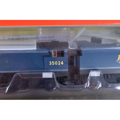 181 - A BOXED OO GAUGE HORNBY MODEL RAILWAYS EARLY BR, Class 8P 'Merchant Navy' Original 4-6-2, no. 35024 ... 